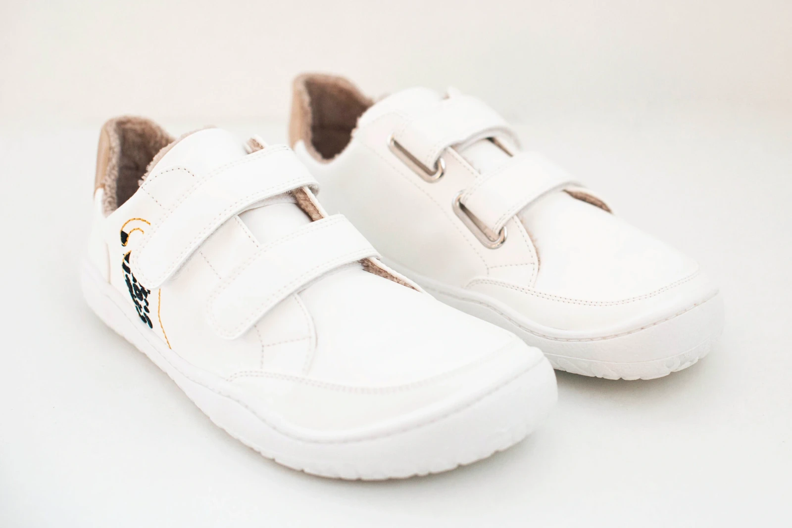 Босоногие кроссовки Sambas the bambas Yuki — с вышивкой